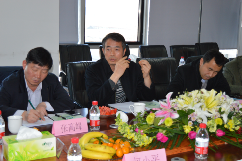 北京市工商聯(lián)佘運副主席(中)、張峰處長(左)，北京市統(tǒng)戰(zhàn)部曹杰處長(右)