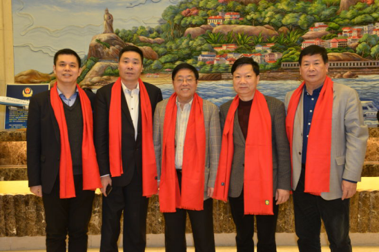 仟億達(dá)集團(tuán)董事長鄭兩斌（左一）、陜西廈門商會會長陳信雄（左二）、與廈門市人原副主任汪興裕（正中）、廈門駐京辦主任王飛（右二）廈門企業(yè)商會會長蔣清林（右一）