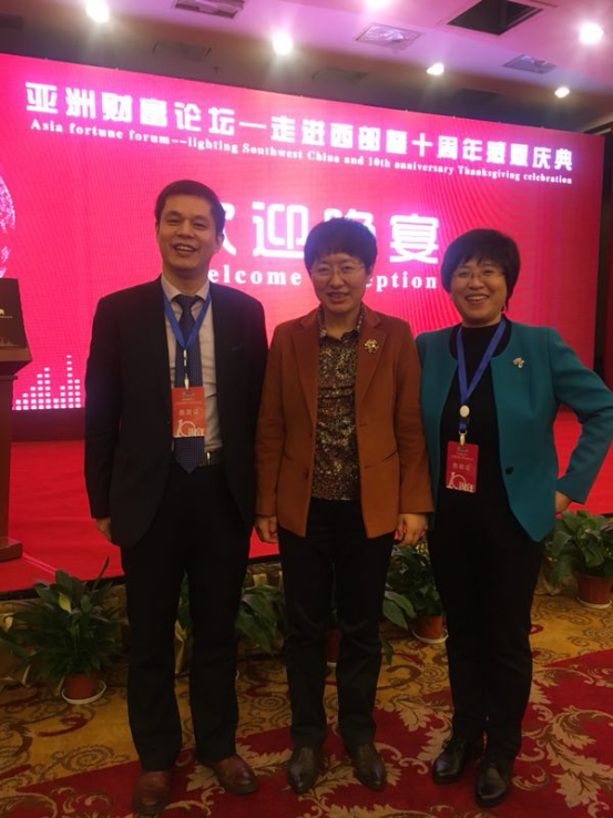 仟億達(dá)集團(tuán)董事長(zhǎng)鄭兩斌先生（左）與山東省副省長(zhǎng)兼山東工商聯(lián)主席王隨蓮（中）、山東省工商聯(lián)副主席孫美菊（右）