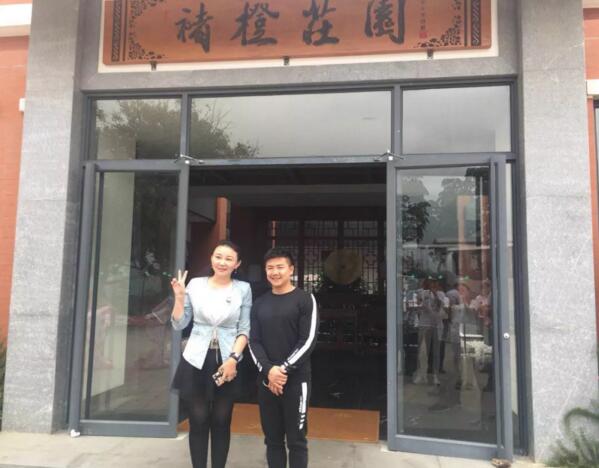 仟億達(dá)集團(tuán)總裁(左)與型動(dòng)體育始人、奧運(yùn)陳一冰(右)