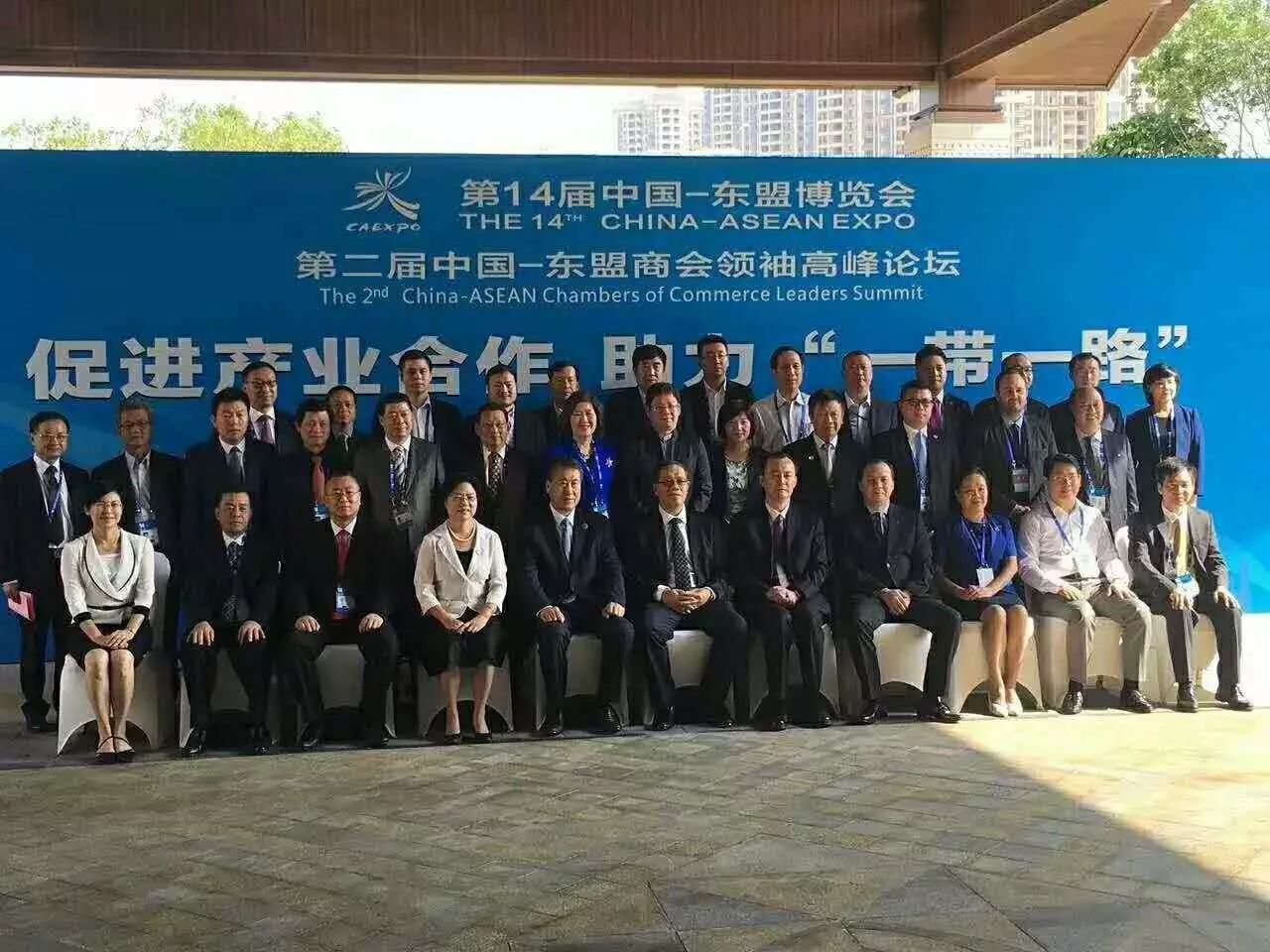 全國工商聯(lián)副主席黃榮(首排右5)、廣西壯族自治區(qū)副主席陳剛(首排右6)與仟億達(dá)集團(tuán)董事長鄭兩斌(三排左3)等嘉賓合影